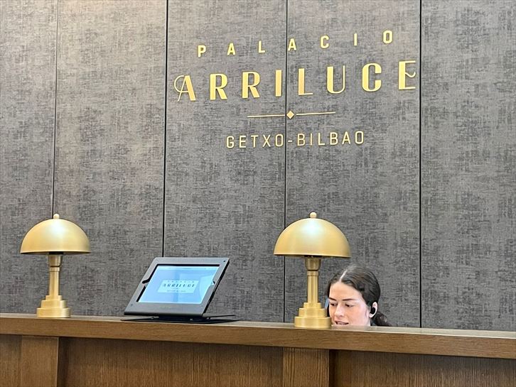 La recepcionista trabajando 