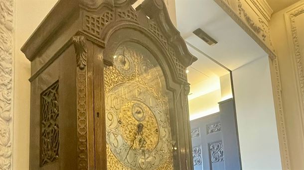 Reloj antiguo en la recepción