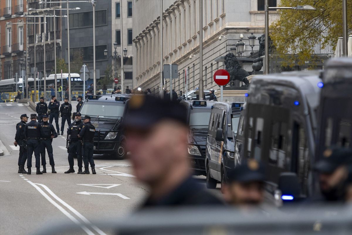 Poliziaren presentzia handia Diputatuen Kongresuaren inguruan