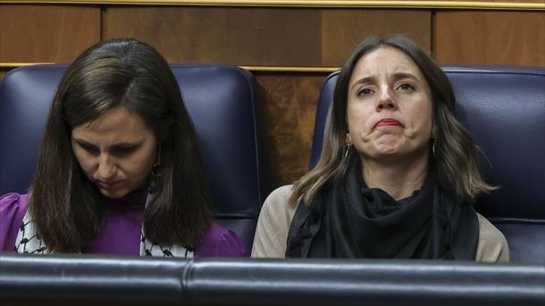 Irene Montero, junto a Ione Belarra, en el Congreso. 