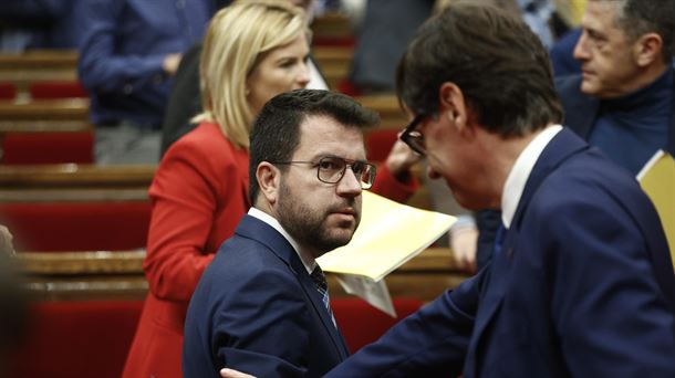 Illa (PSC) saluda a Aragonès (ERC) en el Parlament. 