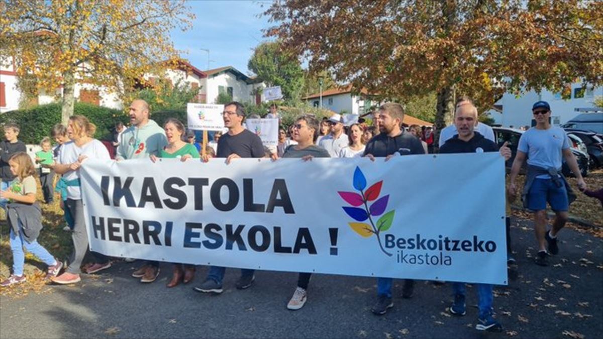 Manifestación a favor de la Ikastola de Beskoitze, hoy. @Iparralde_orena