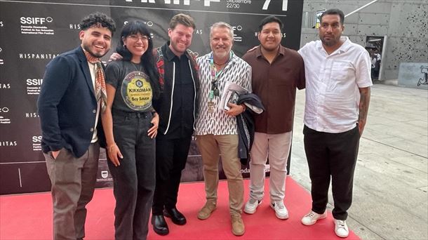 Aitor Buendía posando con los protagonistas y director del documental.