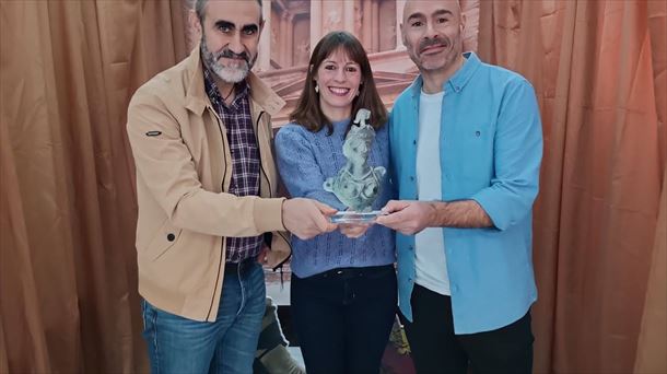 Iñaki Leturia, Oihana Jauregi y Jon Larrañaga, con el premio