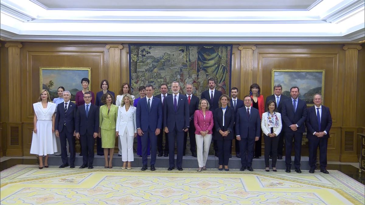 PSOE-Sumar gobernua osatzen duten 22 ministroak. 