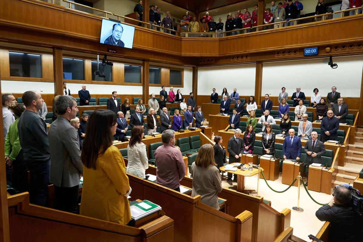 Minuto de silencio en el Parlamento Vasco. Foto: EFE.