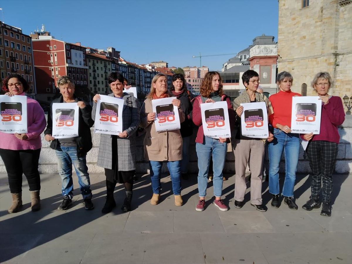 Representantes sindicales y feministas hoy, en Bilbao. 