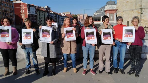 Ordezkari sindikalak eta Mugimendu Feministako kideak, agerraldian. 