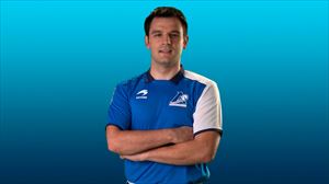 Danel Elezkano deja la pelota