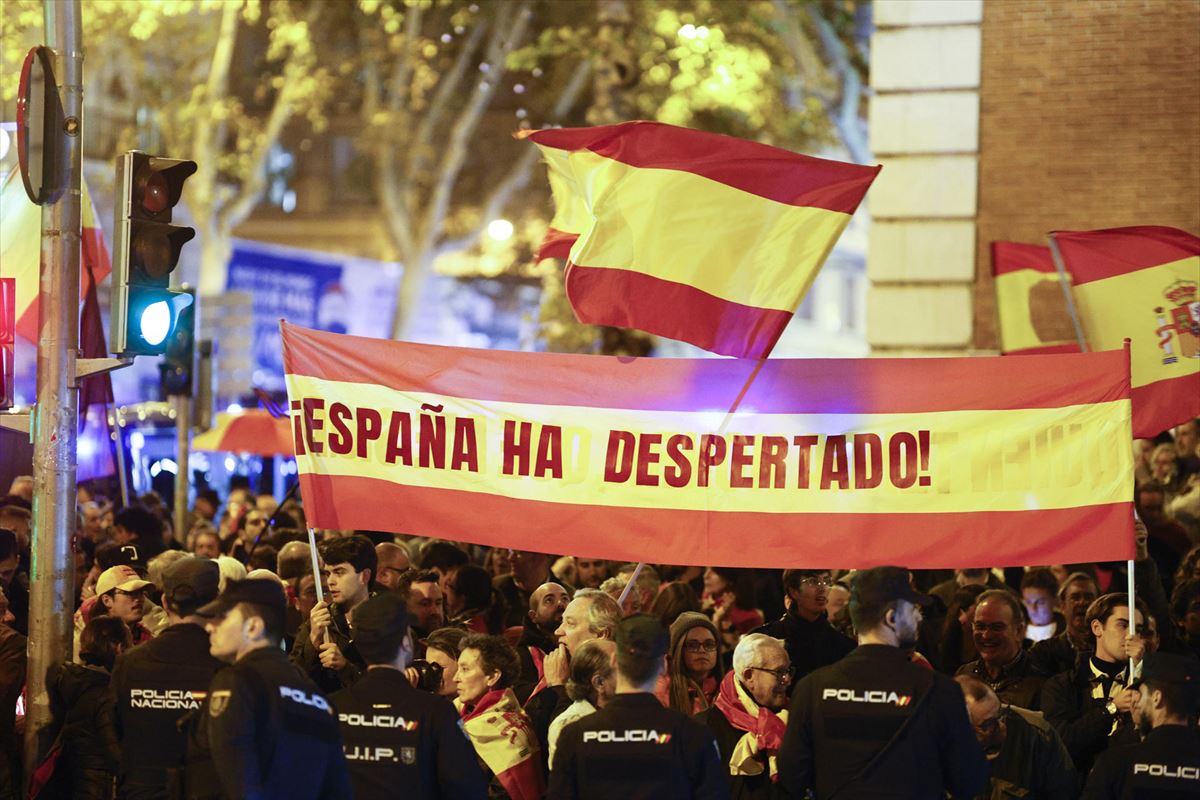 Protestas de la ultraderecha en Ferraz (Madrid). Foto: EFE