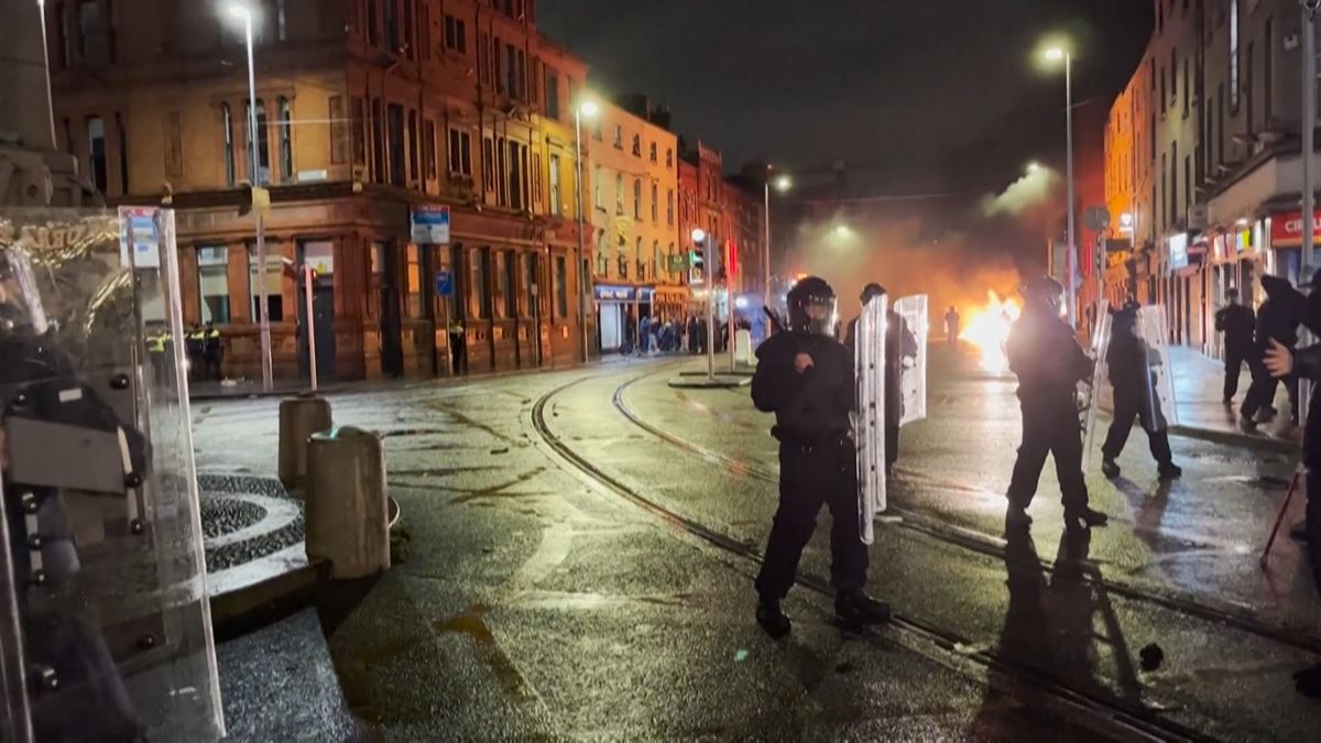 Polizia Dublineko istiluetan. Irudia: AFP.