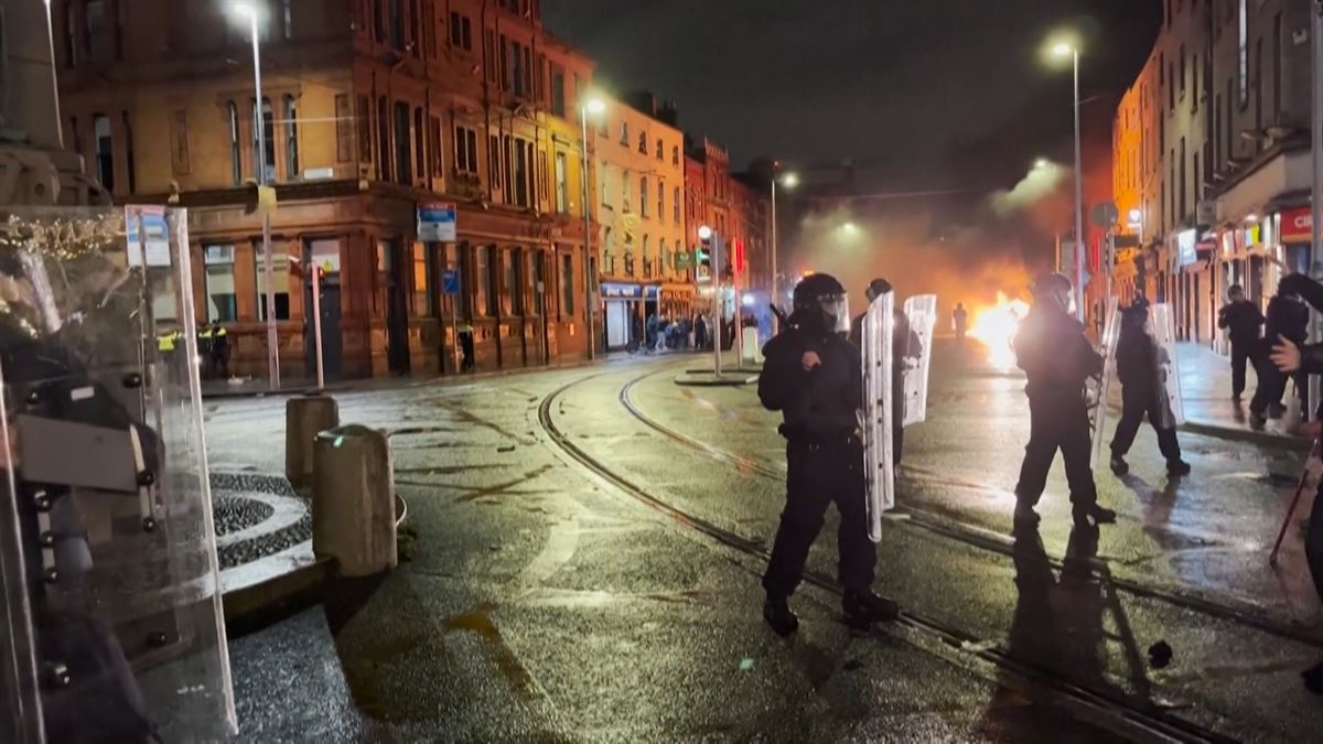 Dublin vive una noche de disturbios, tras un ataque con arma blanca a tres menores. Foto: AFP.