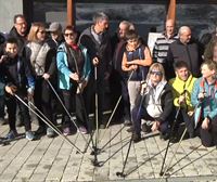 El tradicional intercambio de bastones marca el inicio de la temporada de esquí en Larra-Belagua