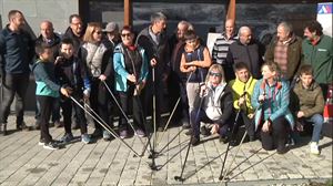 El tradicional intercambio de bastones marca el inicio de la temporada de esquí en Larra-Belagua