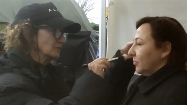Karmele Soler maquillando a la actriz Carmen Machi en el set de rodaje