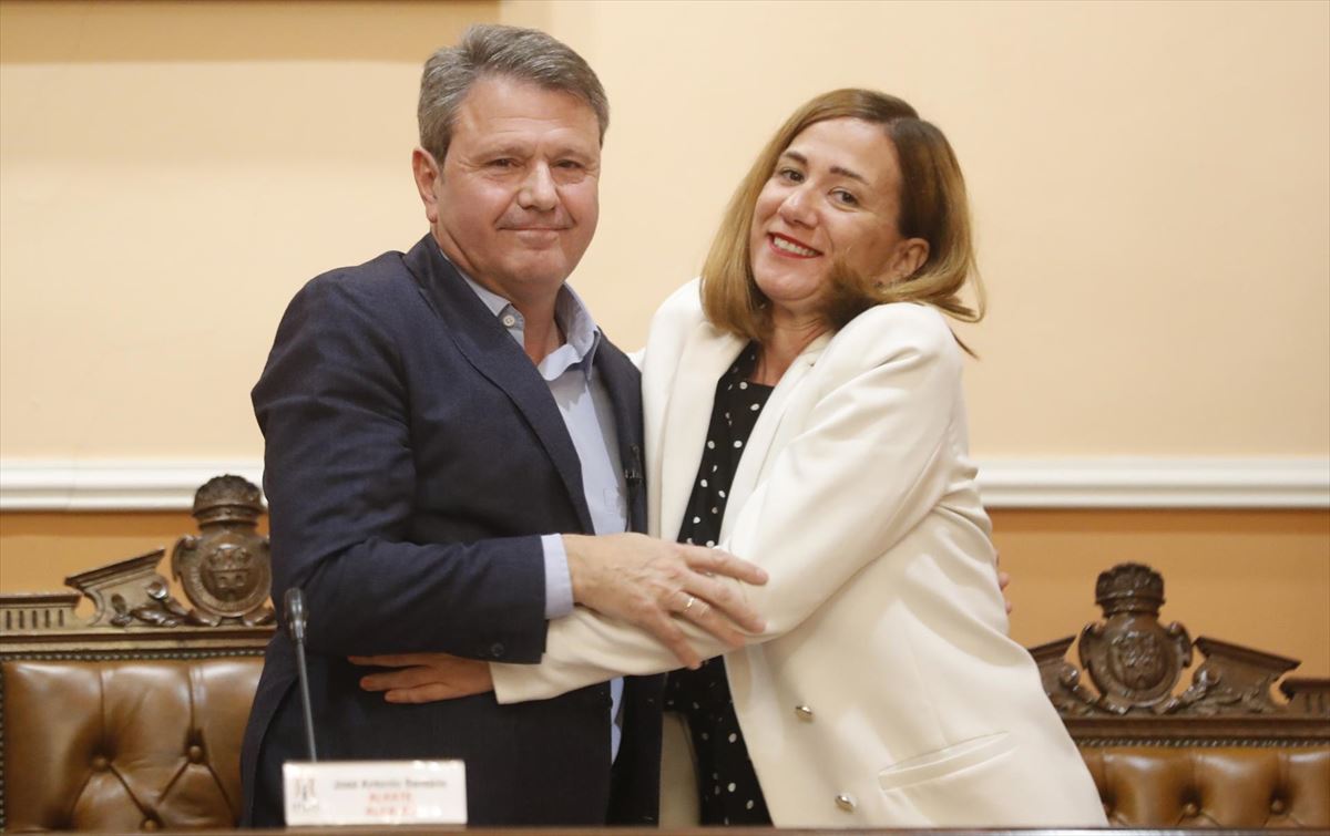 Cristina Laborda junto a José Antonio Santano esta tarde en el Ayuntamiento de Irun. Foto: EFE