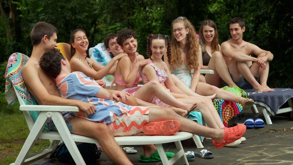 Basakabiko ikasleak igerilekuan