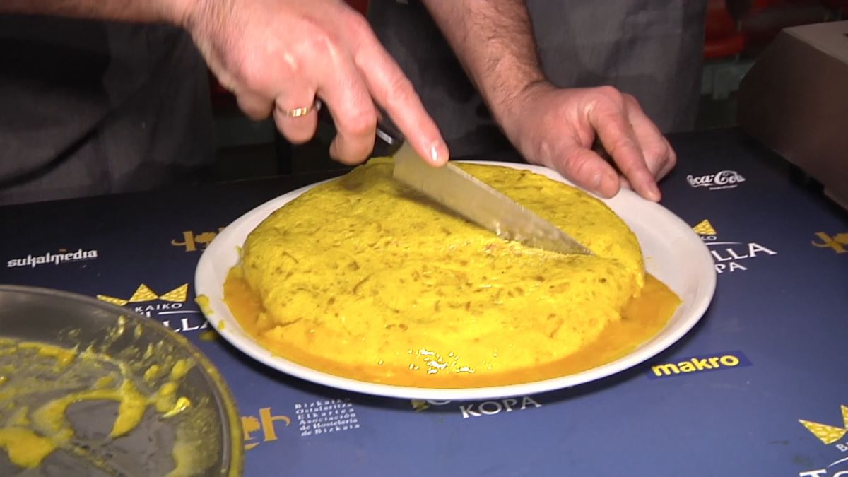 La tortilla ganadora. Imagen obtenida de un vídeo de EITB Media.