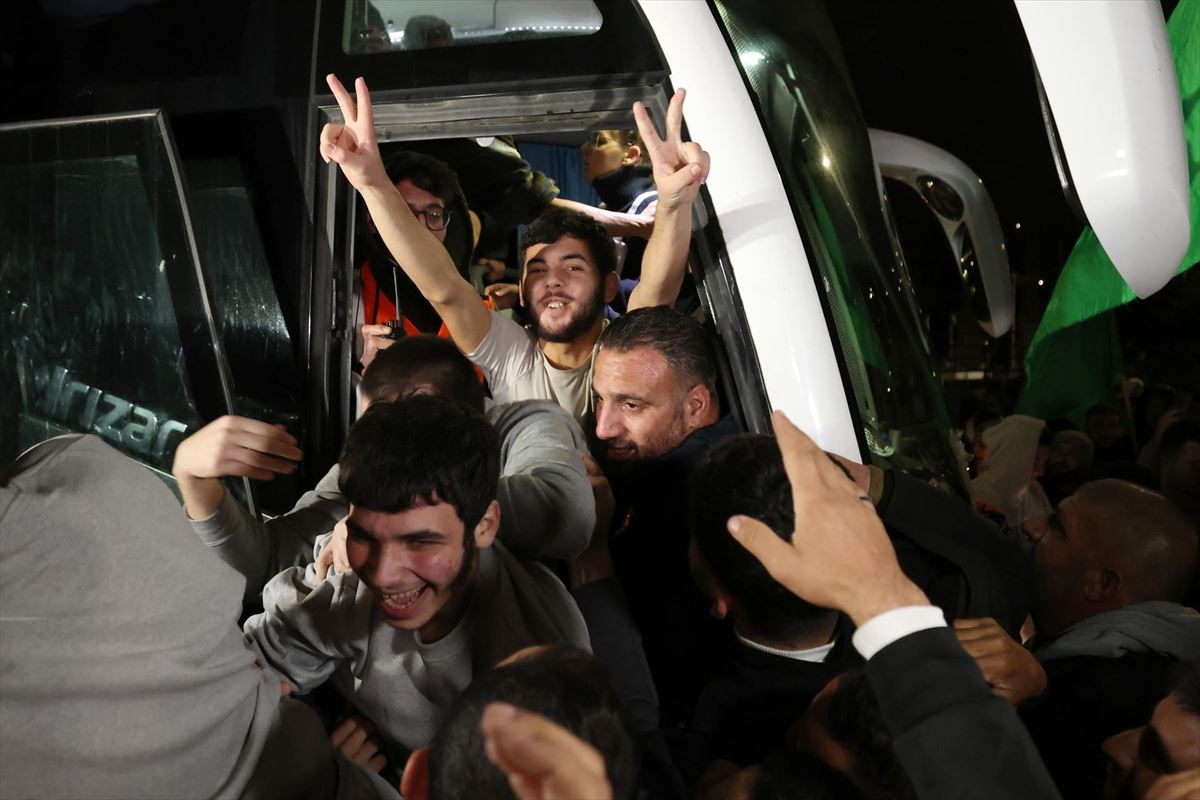 Prisioneros palestinos liberados por Israel regresan a Ramallah