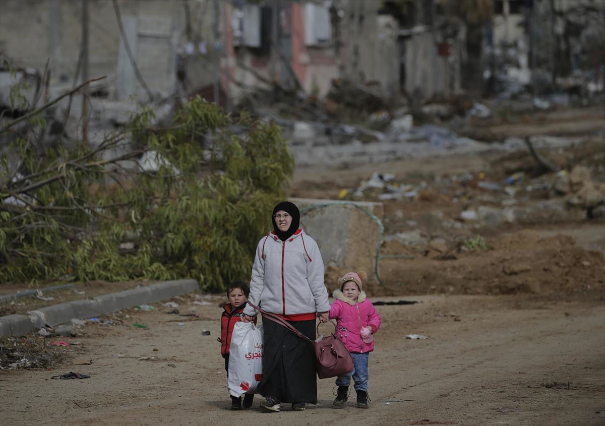 Una mujer palestina con sus hijos