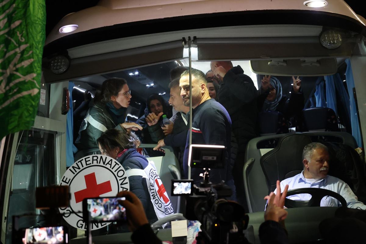 Durante la tregua humanitaria ambas partes han liberado a rehenes y presos. Foto: EFE.