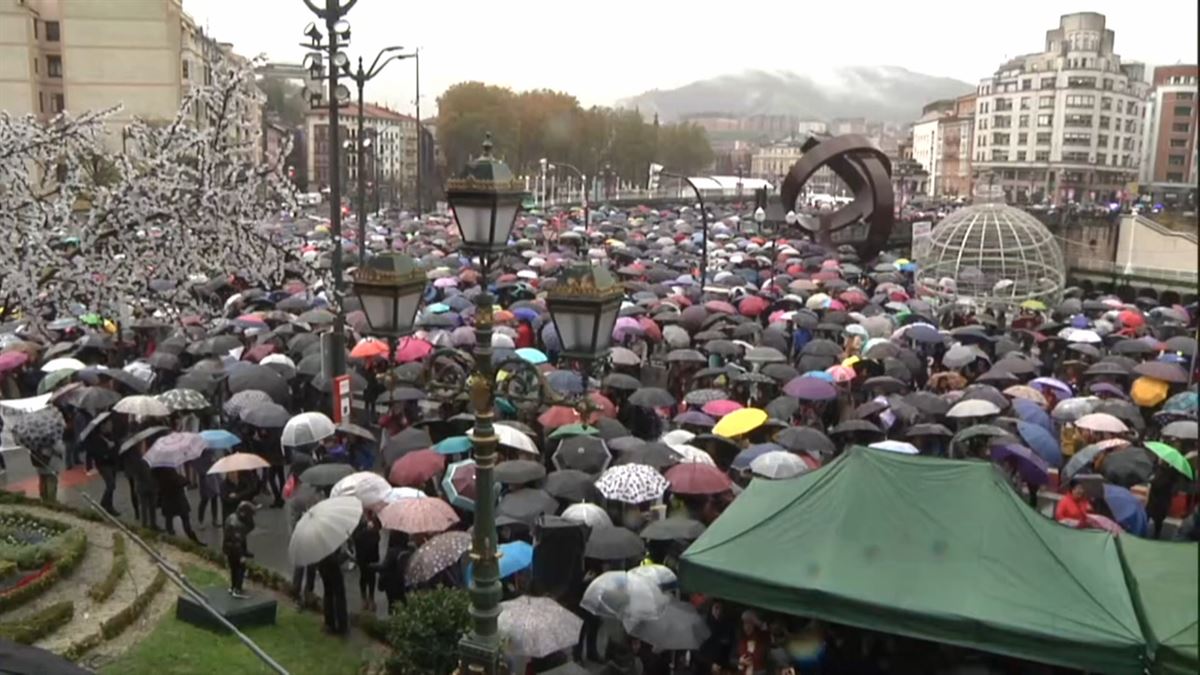 Miles de personas se han concentrado en Bilbao.