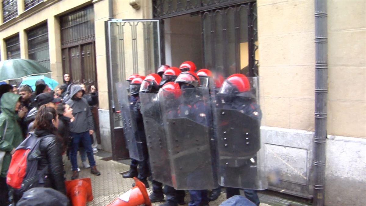 Detenidas 5 personas en Donostia por encadenarse a la Diputación Foral