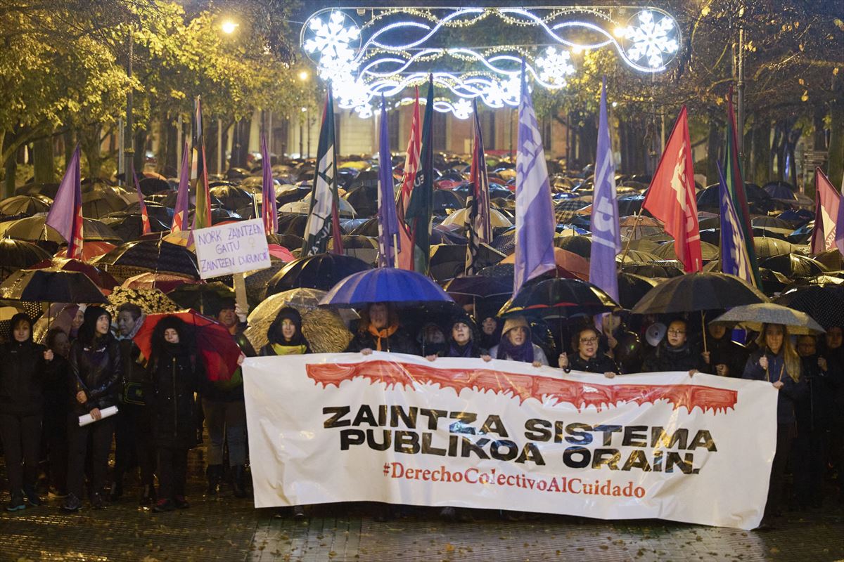 Una manifestación feminista multitudinaria denuncia el ''negocio de los cuidados'' en Pamplona