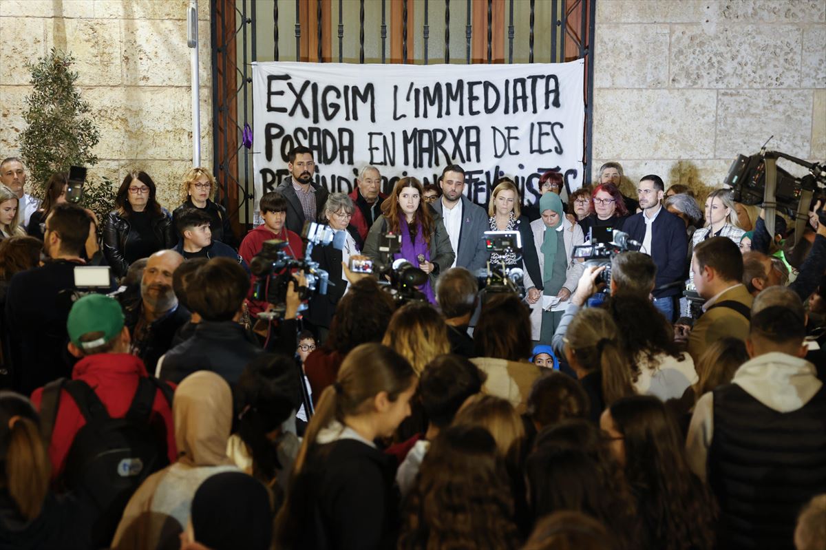 Cientos de personas se han concentrado guardando un minuto de silencio en Sagunto (Valencia). EFE