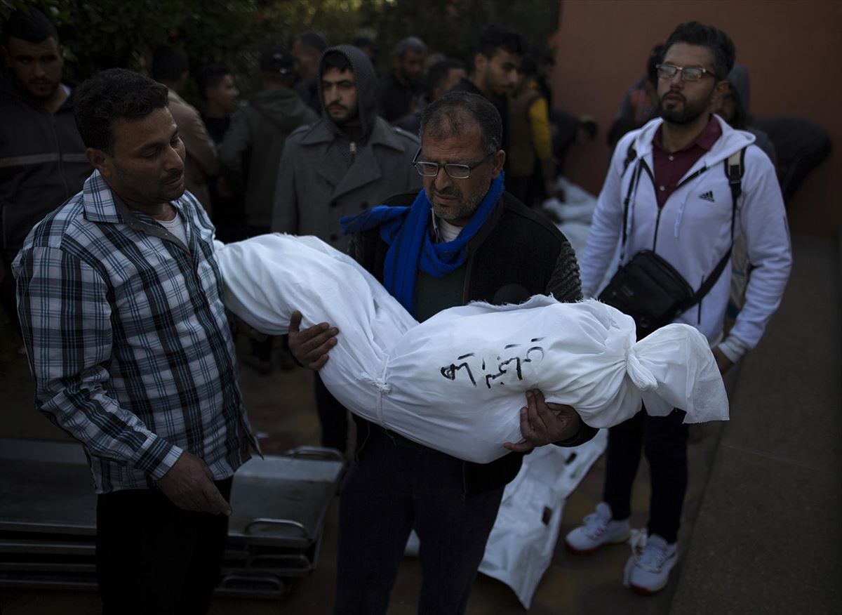 Un muerto es transportado en el sur de Gaza. Foto: Efe