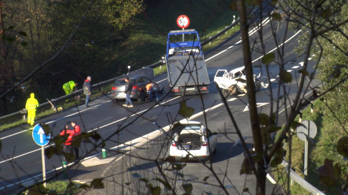 Una grúa retira los vehículos implicados en el accidente. Foto EITB Media