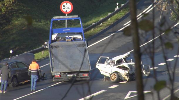 Garabia Lezon istripua izan zuten ibilgailuak erretiratzen