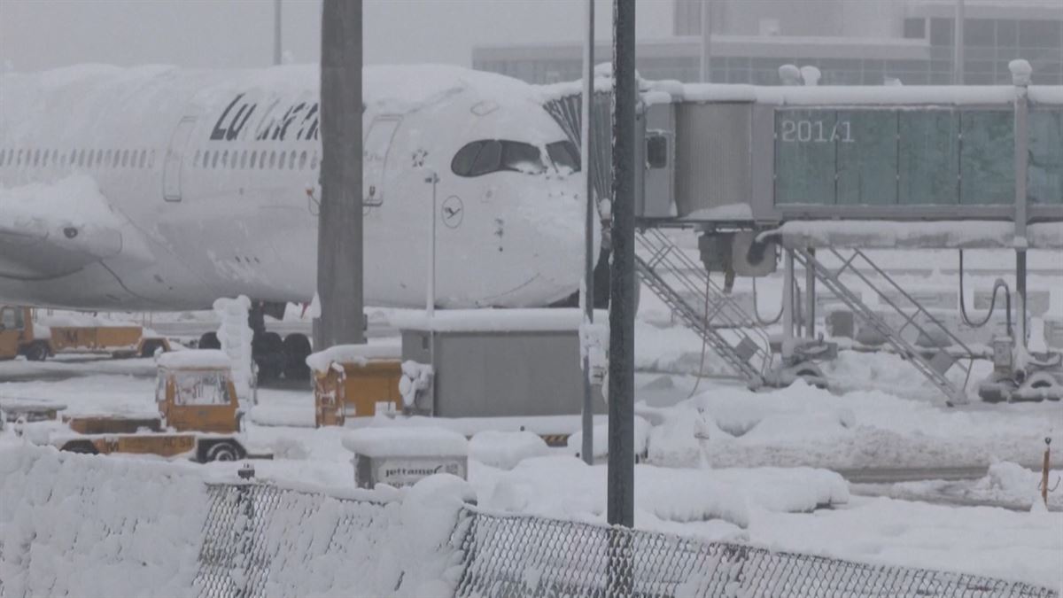 La nieve complica la situación en los aeropuertos centroeuropeos