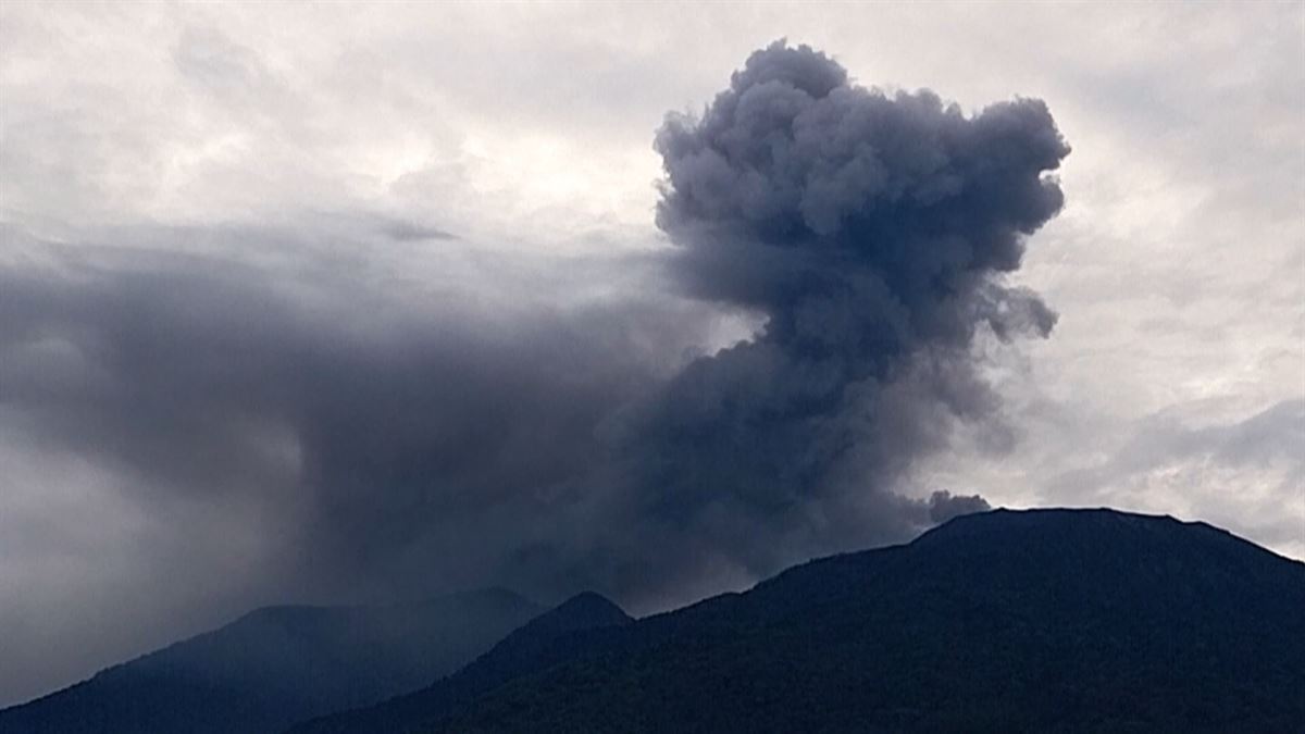 Erupción del Marapi. Imagen obtenida de un vídeo de Agencias.