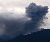 11 alpinistas fallecidos y 12 desaparecidos tras la erupción de un volcán en Indonesia