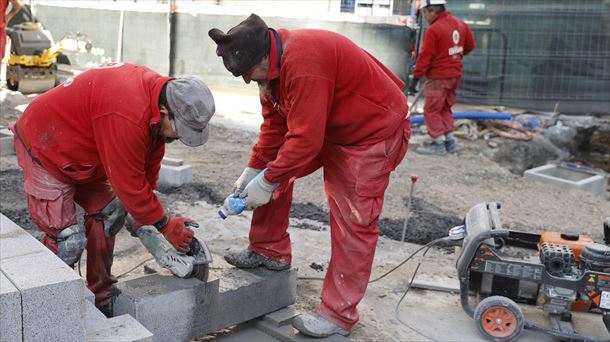 Langileak obra batean. Artxiboko argazkia: EFE.