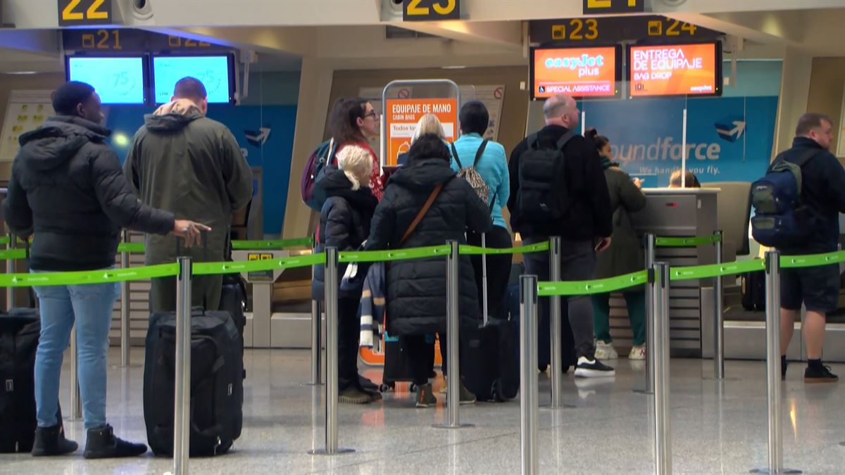Aeropuerto de Bilbao, esta mañana. Imagen obtenida de un vídeo de EITB Media.