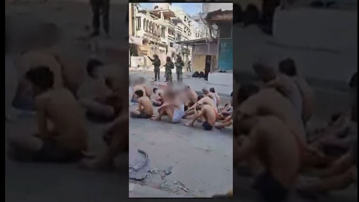 Soldados israelíes desnudan y esposan a decenas de hombres en Gaza. 
