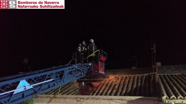 Bomberos trabajando en el incendio de Fustiñana. Foto: Bomberos Navarra. 