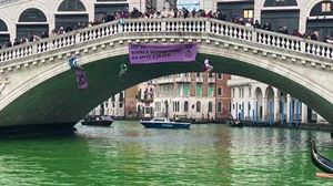 Klima ekintzaileek berdez tindatu dituzte Erromako eta Milango ibaiak zein Veneziako Kanal Handia