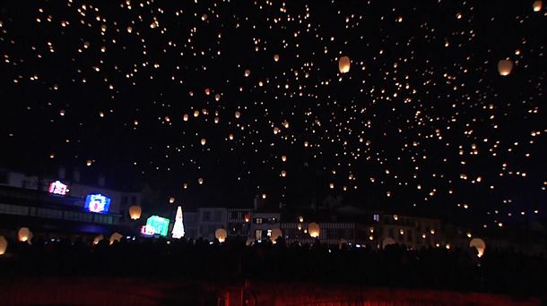 Farolillos sobre el cielo de Baiona en una imagen de archivo de EITB Media del año pasado.