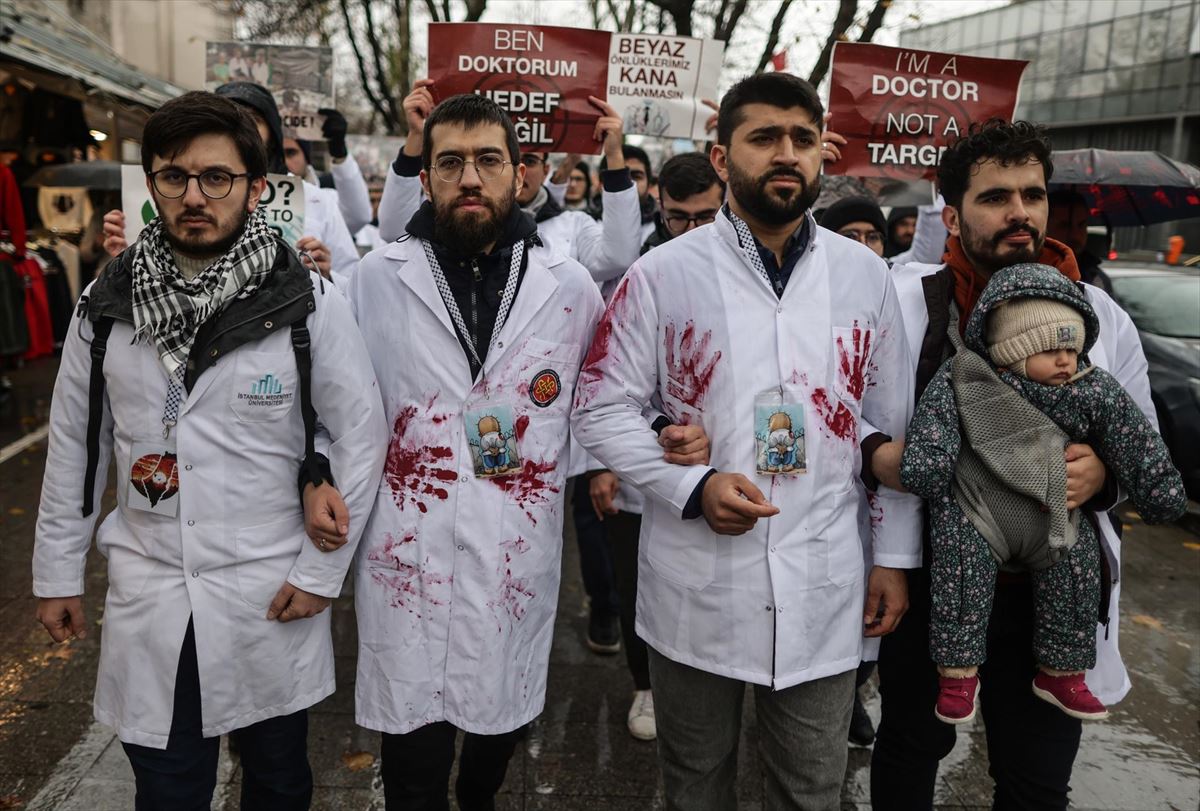 Medikuen protesta Istanbulen, Turkian, Gazako sarraskiaren kontra. Argazkia: EFE