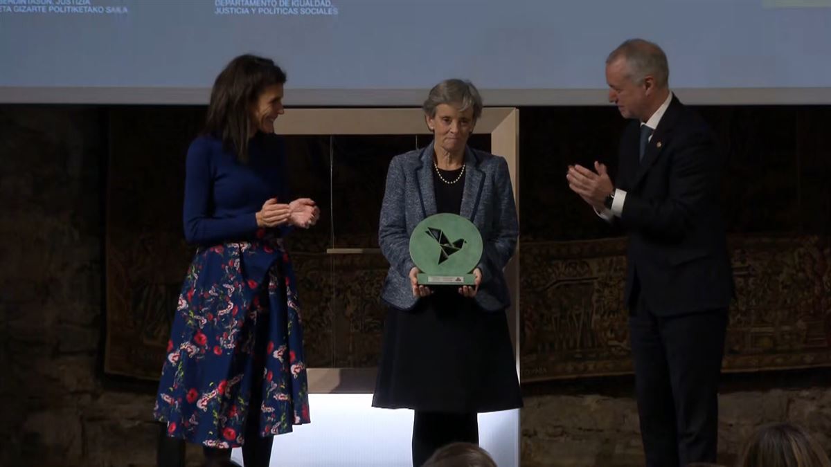 Marta Santos ha recibido el premio. Imagen obtenida de un vídeo de EITB Media.