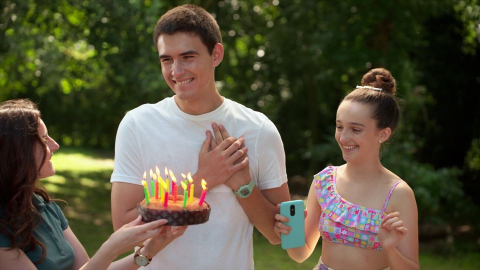 Gontzalek zorion tarta jasotzen du