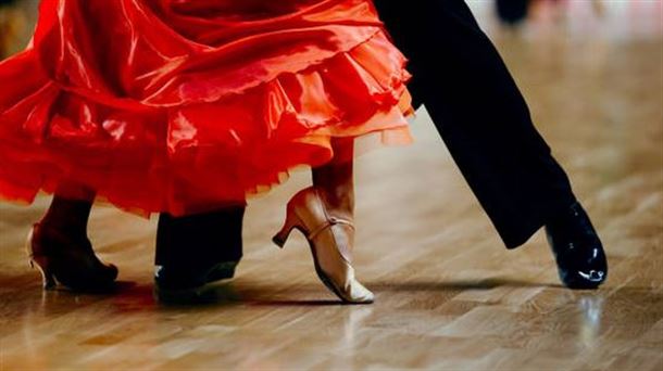 El tango como expresión rítmica y complicidad en parejas de baile