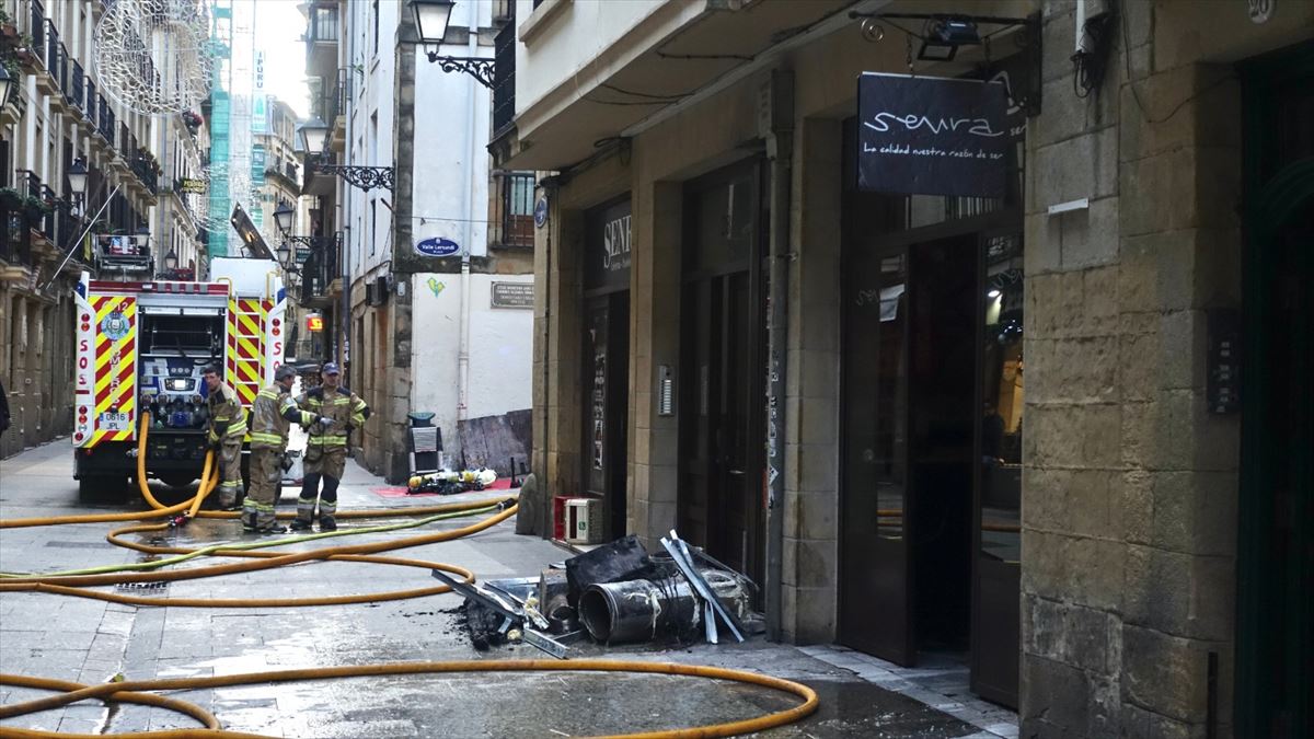Varios bomberos en la calle 31 de Agosto, en San Sebastián. Foto: Ayuntamiento de San Sebastián