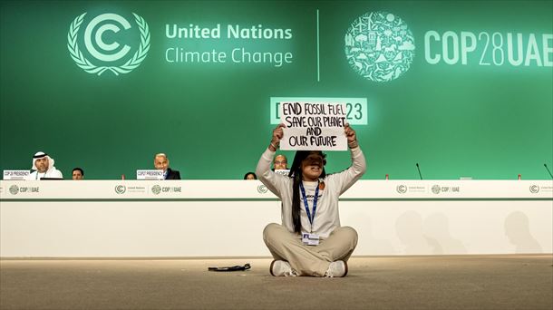 La activista india Licypriya Kangujam interrumpe la sesión de la COP28 con su protesta. Foto: EFE