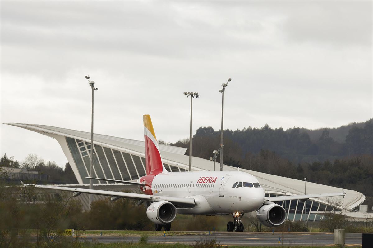 Un avión de Iberia, en el Aeropuerto de Bilbao. EFE. 