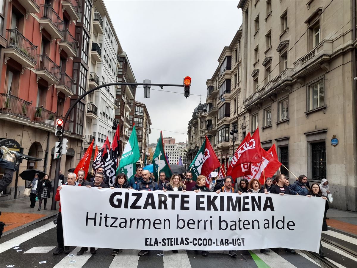 Varios miles de personas se manifiestan recientemente en Bilbao.