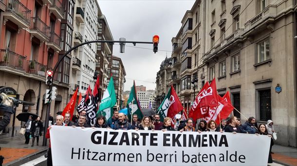 Varios miles de personas se han manifestado en Bilbao este viernes.